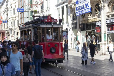 İstanbul, Türkiye 'de Taksim Meydanı yakınlarında yürüyen insanlar