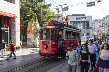 İstanbul, Türkiye 'de Taksim Meydanı yakınlarında yürüyen insanlar