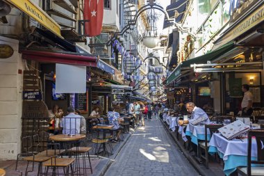 İstanbul, Türkiye 'de Taksim Meydanı yakınlarında yürüyen insanlar