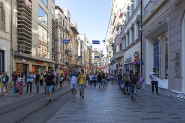 İstanbul, Türkiye 'de Taksim Meydanı yakınlarında yürüyen insanlar