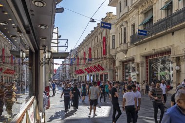 İstanbul, Türkiye 'de Taksim Meydanı yakınlarında yürüyen insanlar