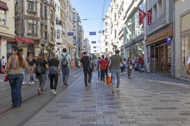 İstanbul, Türkiye 'de Taksim Meydanı yakınlarında yürüyen insanlar