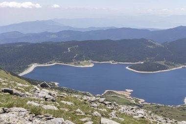 Belmeken Tepesinden Belmeken Barajı 'na, Rila Dağı' na