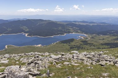 Belmeken Tepesinden Belmeken Barajı 'na, Rila Dağı' na