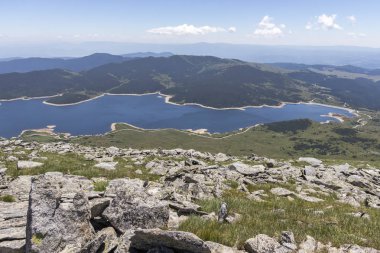Belmeken Tepesinden Belmeken Barajı 'na, Rila Dağı' na
