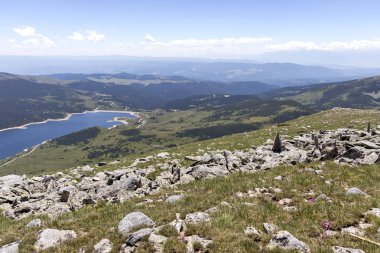 Belmeken Tepesinden Belmeken Barajı 'na, Rila Dağı' na