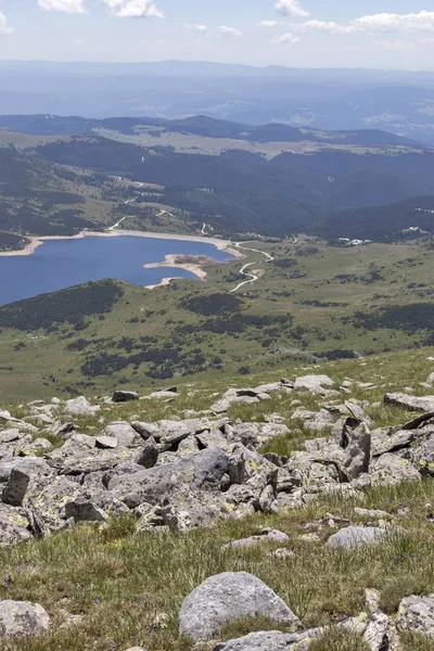 Panorama van Belmeken Peak naar Belmeken Dam, Rila berg — Stockfoto