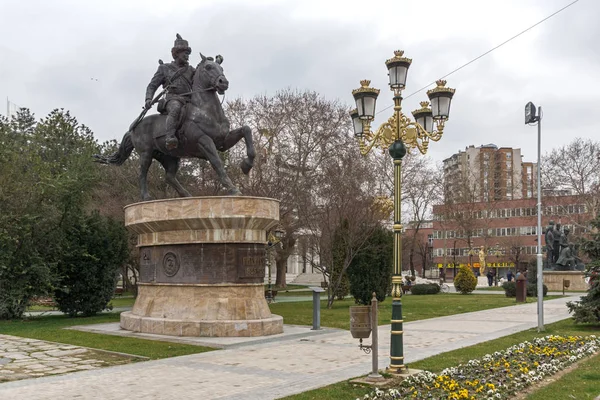 Monumento e Parque no Centro da Cidade de Skopje — Fotografia de Stock