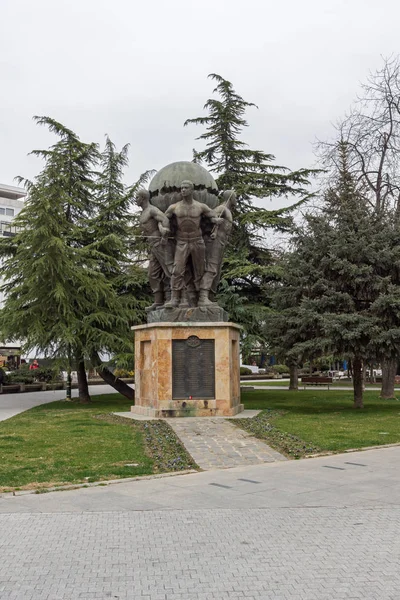 Pomnik i park w centrum Skopje — Zdjęcie stockowe