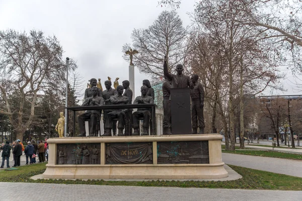 Pomnik i park w centrum Skopje — Zdjęcie stockowe