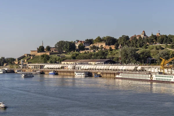 Río Sava y Ciudad Vieja (Stari Grad) de la ciudad de Belgrado, Serbia — Foto de Stock