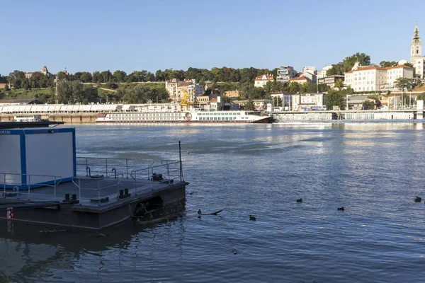 Río Sava y Ciudad Vieja (Stari Grad) de la ciudad de Belgrado, Serbia — Foto de Stock
