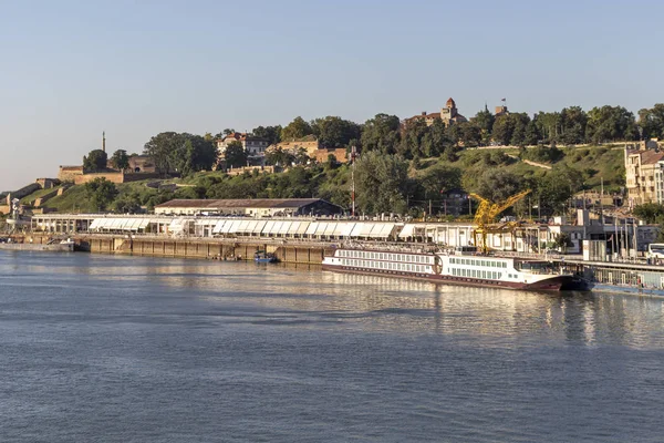 Sava floden och Gamla stan (Stari Grad) i staden Belgrad, Serbien — Stockfoto