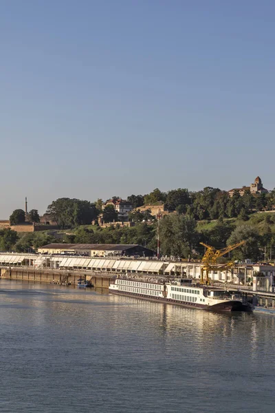Řeka Sáva a Staré Město (Stari Grad) města Bělehrad, Srbsko — Stock fotografie