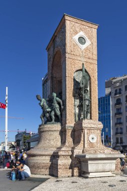 İstanbul 'daki Taksim Meydanı' ndaki Cumhuriyet Anıtı, Türk