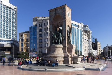 İstanbul 'daki Taksim Meydanı' ndaki Cumhuriyet Anıtı, Türk
