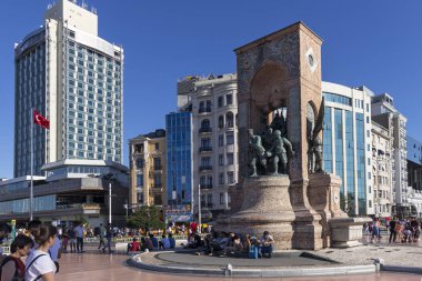 İstanbul 'daki Taksim Meydanı' ndaki Cumhuriyet Anıtı, Türk