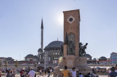 İstanbul 'daki Taksim Meydanı' ndaki Cumhuriyet Anıtı, Türk