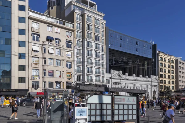 Taksim Square in het centrum van Istanbul, Turkije — Stockfoto