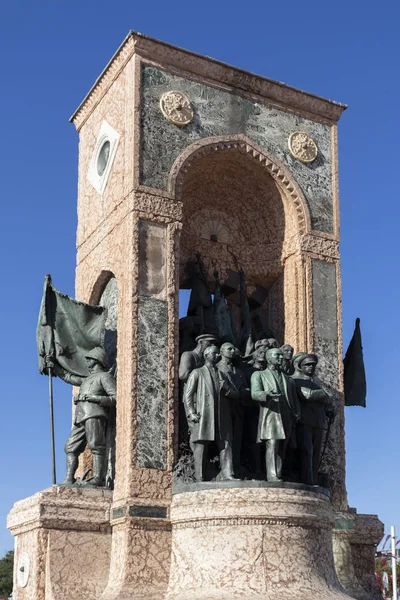 Das Republikdenkmal auf dem Taksim-Platz in der Stadt Istanbul, türk — Stockfoto