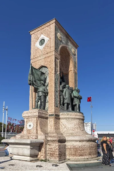 Das Republikdenkmal auf dem Taksim-Platz in der Stadt Istanbul, türk — Stockfoto