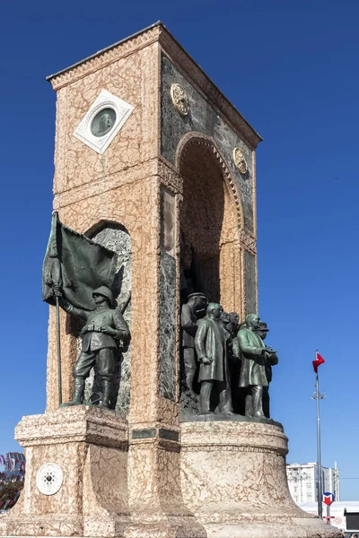 The Republic Monument at Taksim Square in city of Istanbul, Turk — Stock Photo, Image
