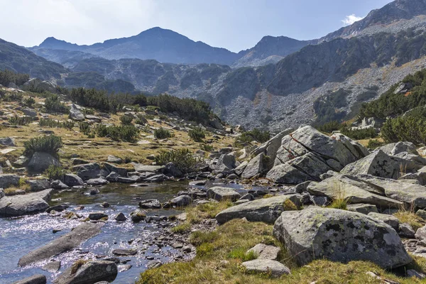 Gunung sungai dan Banderishki Chukar Peak, Pirin Mountain, Bulg — Stok Foto