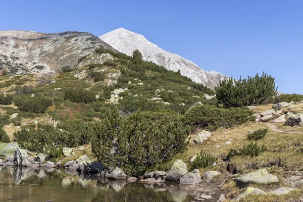 Sungai pegunungan dan Puncak Vihren, Pegunungan Pirin, Bulgaria — Stok Foto