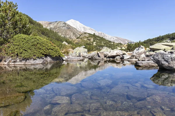 Sungai pegunungan dan Puncak Vihren, Pegunungan Pirin, Bulgaria — Stok Foto