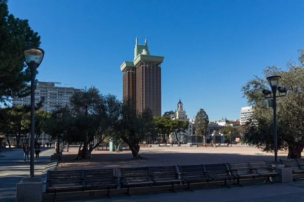 Denkmal für Kolumbus und Kolumbustürme in Madrid, Spanien — Stockfoto