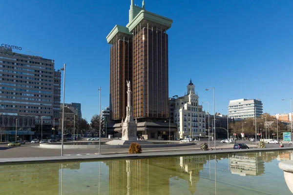 Памятник Колумбу и башням Колумба в Мадриде, Испания — стоковое фото