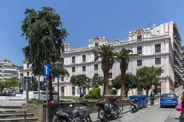 Typisk gata och hus i centrum av staden Kavala, Greec — Stockfoto