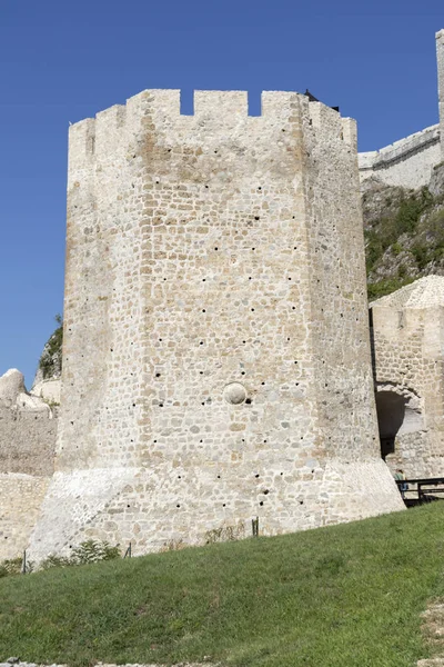 Ruínas da Fortaleza de Golubac no Rio Danúbio, Sérvia — Fotografia de Stock