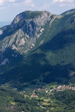 Bulgaristan 'ın Balkan Dağları' ndaki Vratsata geçidi manzarası