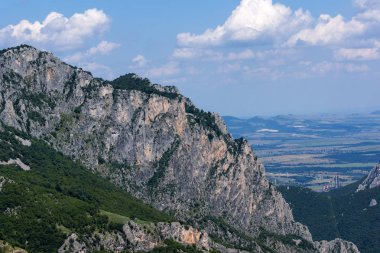 Bulgaristan 'ın Balkan Dağları' ndaki Vratsata geçidi manzarası