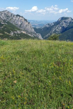 Bulgaristan 'ın Balkan Dağları' ndaki Vratsata geçidi manzarası