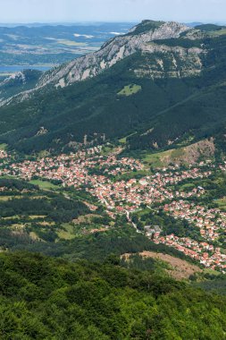 Bulgaristan 'ın Balkan Dağları' ndaki Vratsata geçidi manzarası