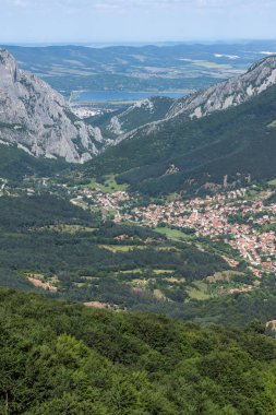Bulgaristan 'ın Balkan Dağları' ndaki Vratsata geçidi manzarası