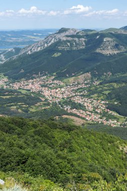 Bulgaristan 'ın Balkan Dağları' ndaki Vratsata geçidi manzarası