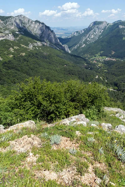 Paisaje de Vratsata pasar en las montañas de los Balcanes, Bulgaria — Foto de Stock