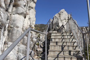 Bulgaristan 'ın Ortaçağ Asen Kalesi harabelerinin gerçek görünümü