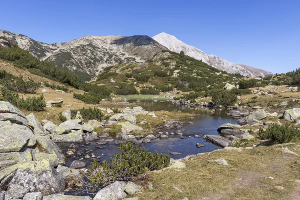 Sungai pegunungan dan Puncak Vihren, Pegunungan Pirin, Bulgaria — Stok Foto