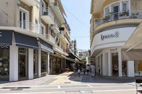 Typisk gata och hus i centrum av staden Kavala, Greec — Stockfoto