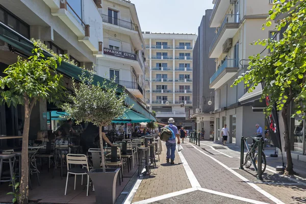希腊卡瓦拉市中心典型的街道和房屋 — 图库照片