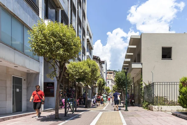 Strada tipica e case al centro della città di Kavala, Grecia — Foto Stock