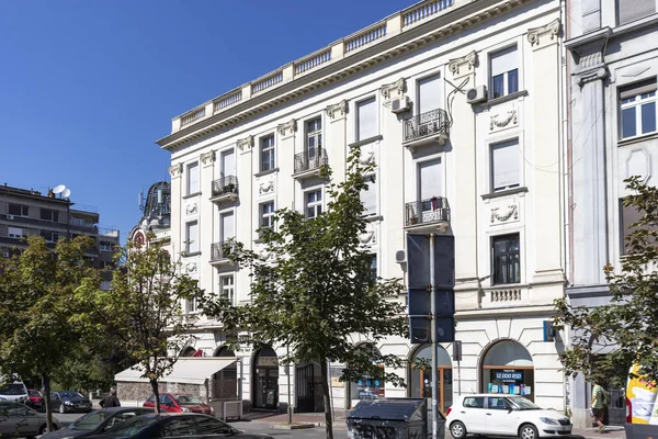 Rua típica e edifício no centro da cidade de Belgrado — Fotografia de Stock