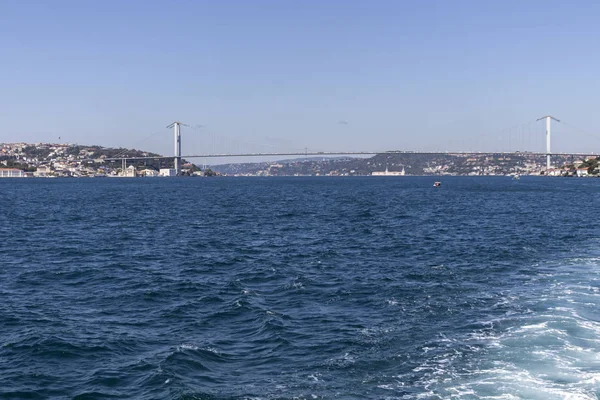 Vue panoramique du Bosphore à la ville d'Istanbul — Photo