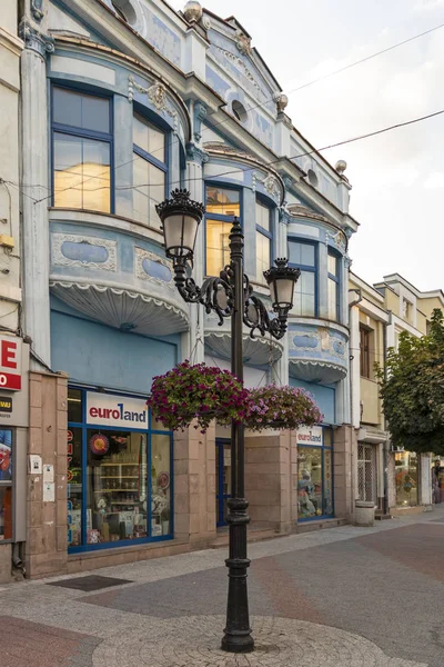 Edificio típico y calle en la ciudad de Plovdiv, Bulgaria —  Fotos de Stock