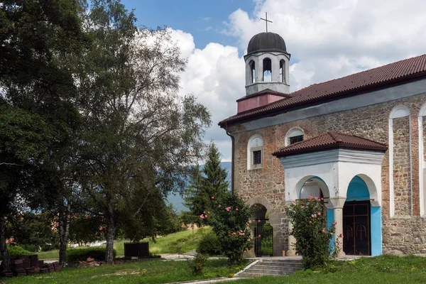 Bulgaristan 'ın Kalofer kentinde Kutsal Ana' nın Varsayımı Kilisesi — Stok fotoğraf