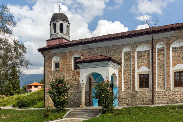 Kyrkan av antagandet av den heliga modern i Kalofer, Bulgarien — Stockfoto